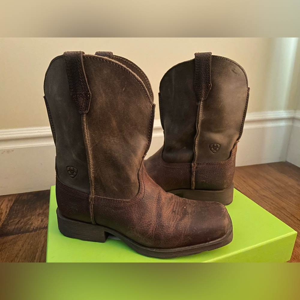 Ariat Boys Cowboy Boots Distressed in Brown Size 2
